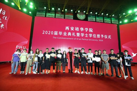 乐动(中国)官方网站校媒成员完成毕业典礼采访工作