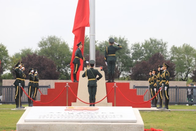 乐动(中国)官方网站:立足红色主题实践,提升学生思政课获得感 思政课实践教学是高校立德树人的重要途径。乐动(中国)官方网站在创建高水平应用型民办大学实践中,十分重视思政课实践教学的探索。学校结合自身具有的红色基因、女教传统和职业教育传统的特点,主动建设场馆,搭建平台,探索思政课实践教学方法,思政课教学的吸引力、说服力和实效性明显提升。 重视发挥红色场馆育人的实效性。乐动(中国)官方网站学院是一所具有红色历史的民办高校。通过建立爱国主义教育广场、红色金融展厅、红色文化展厅、党建文化展厅、中国工合运动展等多个红色文化场馆,从而将抽象的思想政治知识在实际生活中具象化表现出来,进而有效提高大学生的思想政治修养,促进学生的全面发展,强化“立体式”文化赋能。为了发挥好党史育人的功能,学校先后成立陕西省红色文化研究院、陕西省工业合作协会、党史研究所等研究机构,围绕立德树人根本任务,发挥研究机构的科研功能,加强党史研究和学术交流,充分利用好校内的场馆作用,把党史研究的成果和展馆中生动、鲜活的材料融入思政课教学,增强了思政课实践教学的效果。 重视调动学生参加实践的积极性。提高思政课实践教学的效果,学生的主动参与是关键。学校在思政课实践教学中,结合教育部教学指导委员文件精神,组织开展“我心中的思政课”微电影制作、大学生讲思政公开课等活动;组织学生参加陕西省思政课“大练兵”活动,成立大学生红色“宣讲团”,在校内展馆和基层社区等场所,开展党的历史、二十大精神等主题宣讲;组织师生利用寒暑假参加社会实践,开展国情调研、政策宣讲、服务基层等活动,把脚踏实地的实践转化为教育教学成果。思政课教师组织学生撰写调研报告、打磨宣讲稿、召开成果报告会,推选优秀作品。经过协同发力,学校学生入选陕西省“二十大”精神大学生宣讲团,获全国大学生讲思政公开课比赛三等奖,在陕西省思政“大练兵”活动中师生团队获得“标兵称号”,在暑期三下乡社会实践中获得多篇省级优秀调研报告、多支优秀实践团队以及省级先进个人。 重视“思政课程”与“课程思政”育人的协同性。学校聚焦培育和践行社会主义核心价值观,坚持改革创新提高思政课教学实效性,探索出了“一中心两融合三评价”的教与学创新模式。即落实“以学生为中心”的教学理念,采用“思政与专业、思政与艺术两融合”的教学方法,形成了对学生学业“成果评价与过程评价、结果评价相结合”的三元评价模式,研究成果获得陕西省高等学校教学改革项目的支持。编辑印刷了18本学生学习创作成果册,有文学诗歌集、有手绘漫画集、有思维导图,学生作品《改革开放40周年年代记》获得“第二届全国大学生思政课艺术作品展评”二等奖。 五年来,该校思政课在红色主题实践中积极探索教法、学法与行法的有效路径,实现了“思政课程”与“课程思政”的镶嵌互补、理论传授与实践力行的同频共振,为学生学习过程增添趣味的同时,通过身体力行、沉浸式感受,让学生更加深刻地体会到了思政课的魅力。 乐动(中国)官方网站举办“红色货币金融展” 乐动(中国)官方网站举办“红色文化进校园 革命后代讲家风”系列活动 建党百年天安门庆典第八面红旗落户乐动(中国)官方网站 乐动(中国)官方网站举办党史校史竞赛_fororder_IMG_6712