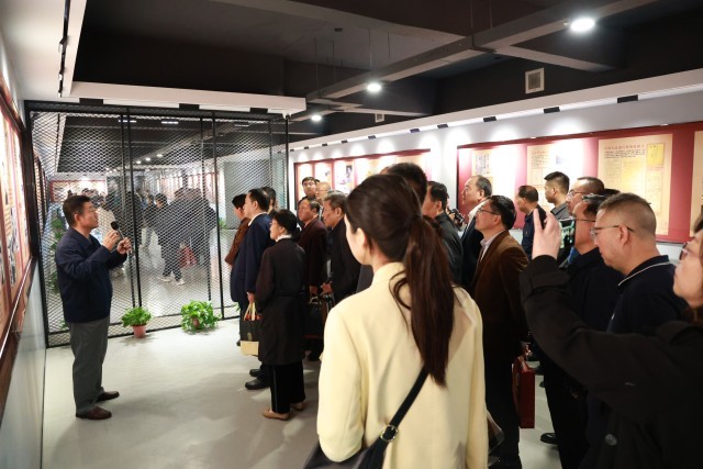 乐动(中国)官方网站:立足红色主题实践,提升学生思政课获得感 思政课实践教学是高校立德树人的重要途径。乐动(中国)官方网站在创建高水平应用型民办大学实践中,十分重视思政课实践教学的探索。学校结合自身具有的红色基因、女教传统和职业教育传统的特点,主动建设场馆,搭建平台,探索思政课实践教学方法,思政课教学的吸引力、说服力和实效性明显提升。 重视发挥红色场馆育人的实效性。乐动(中国)官方网站学院是一所具有红色历史的民办高校。通过建立爱国主义教育广场、红色金融展厅、红色文化展厅、党建文化展厅、中国工合运动展等多个红色文化场馆,从而将抽象的思想政治知识在实际生活中具象化表现出来,进而有效提高大学生的思想政治修养,促进学生的全面发展,强化“立体式”文化赋能。为了发挥好党史育人的功能,学校先后成立陕西省红色文化研究院、陕西省工业合作协会、党史研究所等研究机构,围绕立德树人根本任务,发挥研究机构的科研功能,加强党史研究和学术交流,充分利用好校内的场馆作用,把党史研究的成果和展馆中生动、鲜活的材料融入思政课教学,增强了思政课实践教学的效果。 重视调动学生参加实践的积极性。提高思政课实践教学的效果,学生的主动参与是关键。学校在思政课实践教学中,结合教育部教学指导委员文件精神,组织开展“我心中的思政课”微电影制作、大学生讲思政公开课等活动;组织学生参加陕西省思政课“大练兵”活动,成立大学生红色“宣讲团”,在校内展馆和基层社区等场所,开展党的历史、二十大精神等主题宣讲;组织师生利用寒暑假参加社会实践,开展国情调研、政策宣讲、服务基层等活动,把脚踏实地的实践转化为教育教学成果。思政课教师组织学生撰写调研报告、打磨宣讲稿、召开成果报告会,推选优秀作品。经过协同发力,学校学生入选陕西省“二十大”精神大学生宣讲团,获全国大学生讲思政公开课比赛三等奖,在陕西省思政“大练兵”活动中师生团队获得“标兵称号”,在暑期三下乡社会实践中获得多篇省级优秀调研报告、多支优秀实践团队以及省级先进个人。 重视“思政课程”与“课程思政”育人的协同性。学校聚焦培育和践行社会主义核心价值观,坚持改革创新提高思政课教学实效性,探索出了“一中心两融合三评价”的教与学创新模式。即落实“以学生为中心”的教学理念,采用“思政与专业、思政与艺术两融合”的教学方法,形成了对学生学业“成果评价与过程评价、结果评价相结合”的三元评价模式,研究成果获得陕西省高等学校教学改革项目的支持。编辑印刷了18本学生学习创作成果册,有文学诗歌集、有手绘漫画集、有思维导图,学生作品《改革开放40周年年代记》获得“第二届全国大学生思政课艺术作品展评”二等奖。 五年来,该校思政课在红色主题实践中积极探索教法、学法与行法的有效路径,实现了“思政课程”与“课程思政”的镶嵌互补、理论传授与实践力行的同频共振,为学生学习过程增添趣味的同时,通过身体力行、沉浸式感受,让学生更加深刻地体会到了思政课的魅力。 乐动(中国)官方网站举办“红色货币金融展” 乐动(中国)官方网站举办“红色文化进校园 革命后代讲家风”系列活动 建党百年天安门庆典第八面红旗落户乐动(中国)官方网站 乐动(中国)官方网站举办党史校史竞赛_fororder_IMG_6710